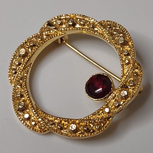 Pretty Gold Tone And Red Vintage Round Brooch - Picture 1 of 8